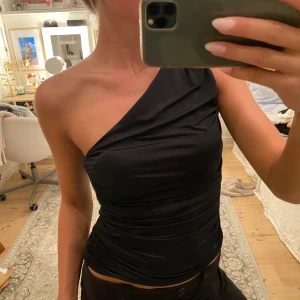 Svart oneshoulder topp - Svart oneshoulder topp från Bikbok, oanvänd, storlek M