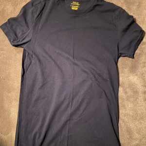 Ralph Lauren t shirt - Mörkblå tisha från Ralph Lauren, slimfit så sitter mer som Xs istället för S, ej använd och 10/10 skick