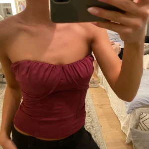 Röd korsett topp - Vinröd korsett topp från Zara, storlek S, oanvänd 