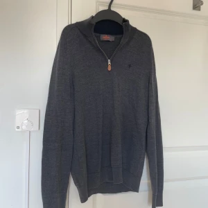 Morris halfzip sweater - Tja👋! Säljer nu denna morris zip tröjan i storlek S väldigt bra skick-flawless, tröjan är färgen mörk grå och är gjord i 100% merinoull. Hör av er vid övriga frågor eller funderingar 🤙🏼
