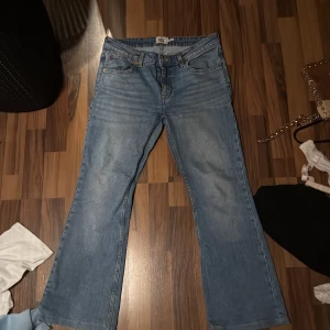 lager 157  bootcut jeans ljusblå - Säljer ett par klassiska Levi's 517 jeans i ljusblå tvätt. De har bootcut passform och normal midja, perfekta för dig som gillar retrovibbar. Jeansen är i mjukt denimtyg och har fem fickor samt dragkedja och knapp framtill.