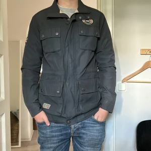 Morris The gentry man - Säljer en vintage Morris jacka(nypris 5000) bland annat brittiska flaggan på ärmen. Jackan har flera stora fickor med knappar och klassisk krage. Perfekt för dig som gillar en stilren och funktionell look.