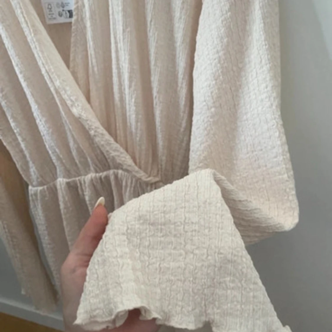 Ljus omlottklänning med vida ärmar - 3