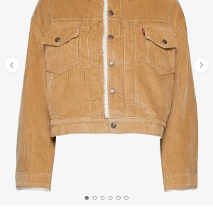 Beige manchesterjacka från Levi's - Säljer en beige manchesterjacka från Levi's med vit teddyfoder. Jackan har två bröstfickor med knappar, klassisk krage och är croppad i modellen. Perfekt för dig som vill ha en chill och snygg look till hösten eller vintern.