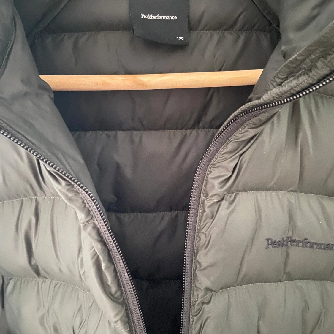 Svart dunjacka Peak Performance - 4