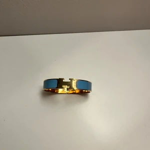 H armband  - Jag säljer ett H armband ny skick. Skriv gärna vid frågor 