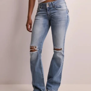 Nelly Lågmidjade jeans - Snygga ljusblå jeans med bootcut. De är Lågmidjade. Endast använda 1 gång. Ja säljer då de inte passar. 
