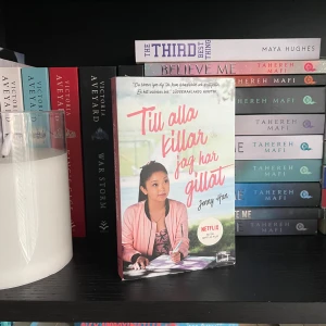 Till alla killar jag har gillat - En charmig och romantisk bok om Lara Jean, som förvarar sina kärleksbrev i en hattask. När breven plötsligt skickas ut hamnar hennes kärleksliv i kaos. Perfekt för dig som gillar drama, vänskap och pirriga känslor! Nu även som Netflix-film.