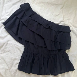 One shoulder topp - Säljer den virala one shoulder toppen från Vero Moda💕 Nypris 399kr