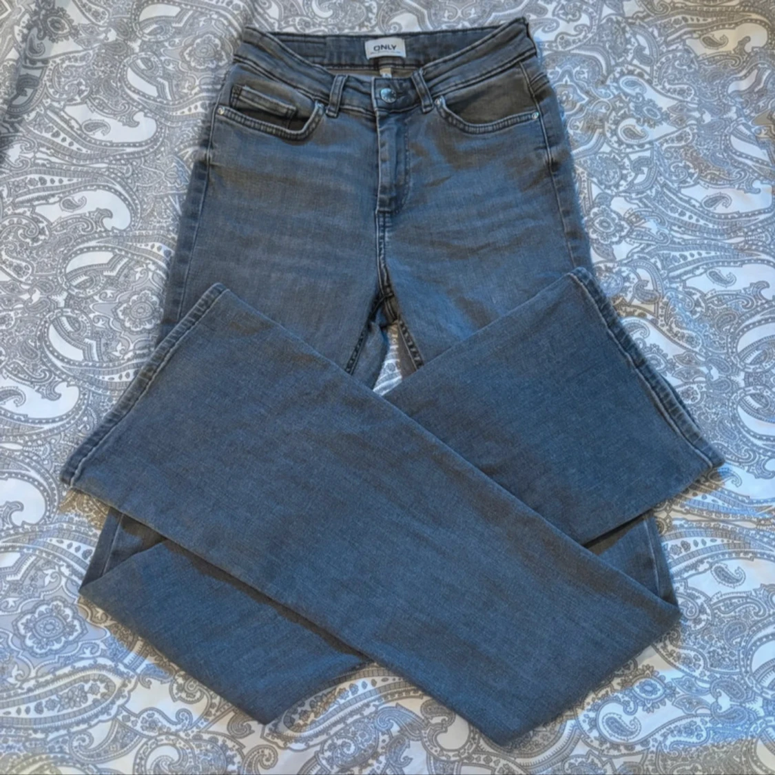 Grå bootcut jeans från ONLY, S/32 - 2