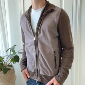 Hugo boss cardigan  - Skön unik Hugo boss cardigan. Storlek M, modellen är 180,75 kg. Kom med frågor! 