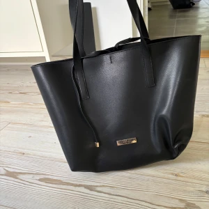 Anne Field handväska - Superfin handväska från Anne Field! Passar perfekt till skola eller jobb!💋