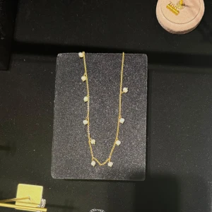 Pärlhalsband  - Jätte sött pärlhalsband som knappt är använt💓 jättefint å passar till allt 💓 liknar Maria Nilsdotter halsbandet 