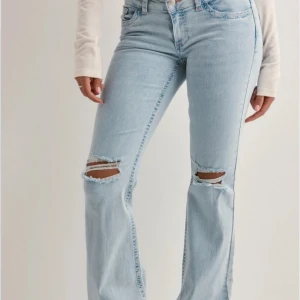 Nelly Jeans  - Säljer nu mina ljusblå jeans från Nelly. Hål vid knäna och coola fickor. Säljer då jag tycker att de inte passar mig. Köpta förra veckan och endast testade - utan prislapp! Kontakta mig för fler bilder ❣️nypris 700
