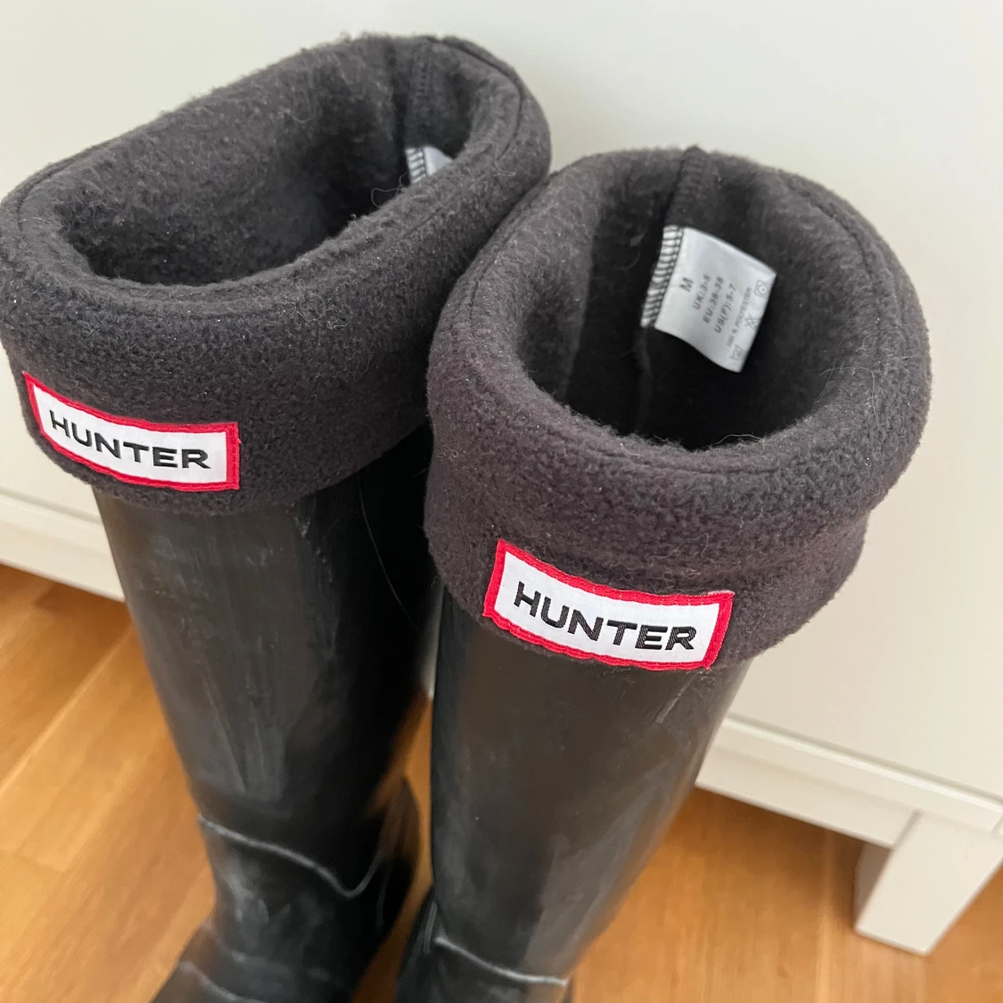 Svarta Hunter stövlar med fleecesockor - 2