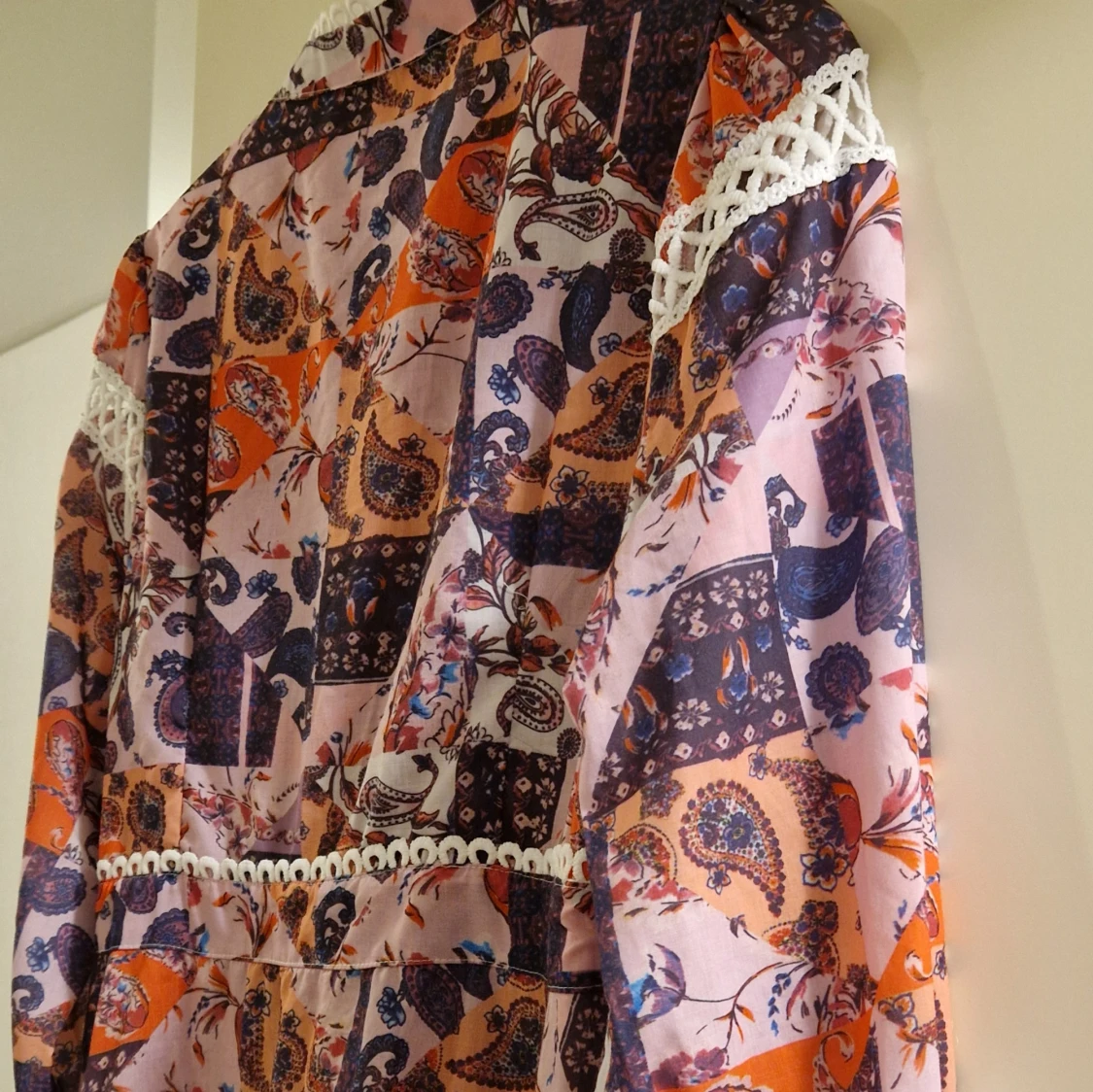 Mönstrad långärmad klänning med spets - 2