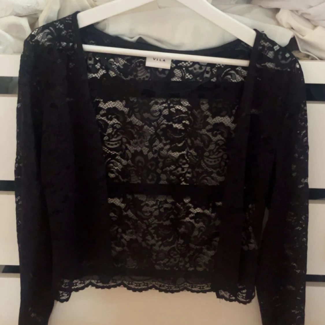 Svart spetsig kofta frĂ„n VILAđ„°