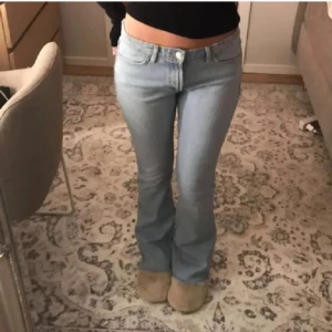 Ljusblå bootcut jeans från Zara - Säljer dessa snygga jeans som har varit slutsålda länge helt slutsålda på hemsidan! Lite smutsiga på insidan av benet men inget jag försökt få bort. Lågmidjade