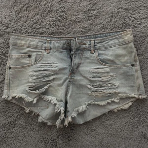 Ljusa jeansshorts från Sally & Circle - Snygga slitna ljusblåa jeans shorts från Sally & Circle i strl 38 