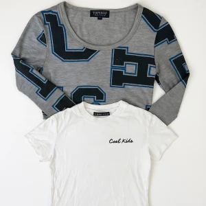 Två toppar för 15 kr! - Jag säljer båda dessa toppar i storlek S för endast 15 kr! 🤍  Vit t-shirt:  Snygg vit t-shirt med broderad text ”cool kids” från Urban Outfitters. Den har två små foundation fläckar, en på framsidan och en på baksidan. Men går nog att få bort. Använd 1-2 gånger.  Grå crop top: Skit snygg crop top från Topshop! Den har ett jättelitet hål i ena armen på baksidan som knappt syns och som enkelt kan fixas (se sista bilden)  Det går också bra att bara köpa en av dom, båda finns separat på min profil!