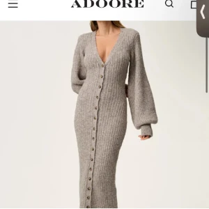Beige ribbstickad långklänning Adoore - Säljer den slutsålda Montana Dress från Adoore i beige ribbstickat material. (KAN ÄVEN BYTAS MOT HELT NY I STORLEK 34) Långklänning med v-ringning, långa puffärmar och knappar hela vägen framtill. Sitter figurnära och har en mysig, trendig look som passar perfekt till kyligare dagar. KLÄNNINGEN är endast testad.