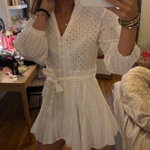 Zara klänning  - Super fin klänning!!❣️❣️