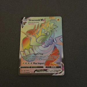 Dracozolt VMAX - Cool och färgstark Pokémonkort med Dracozolt VMAX! Perfekt för samlare och spelare som vill boosta sin lek med en kraftfull och unik VMAX-kort. Kortet har holografisk yta och är i fint skick – ett måste för alla Pokémon-fans! i PSA 10 därför värd mer