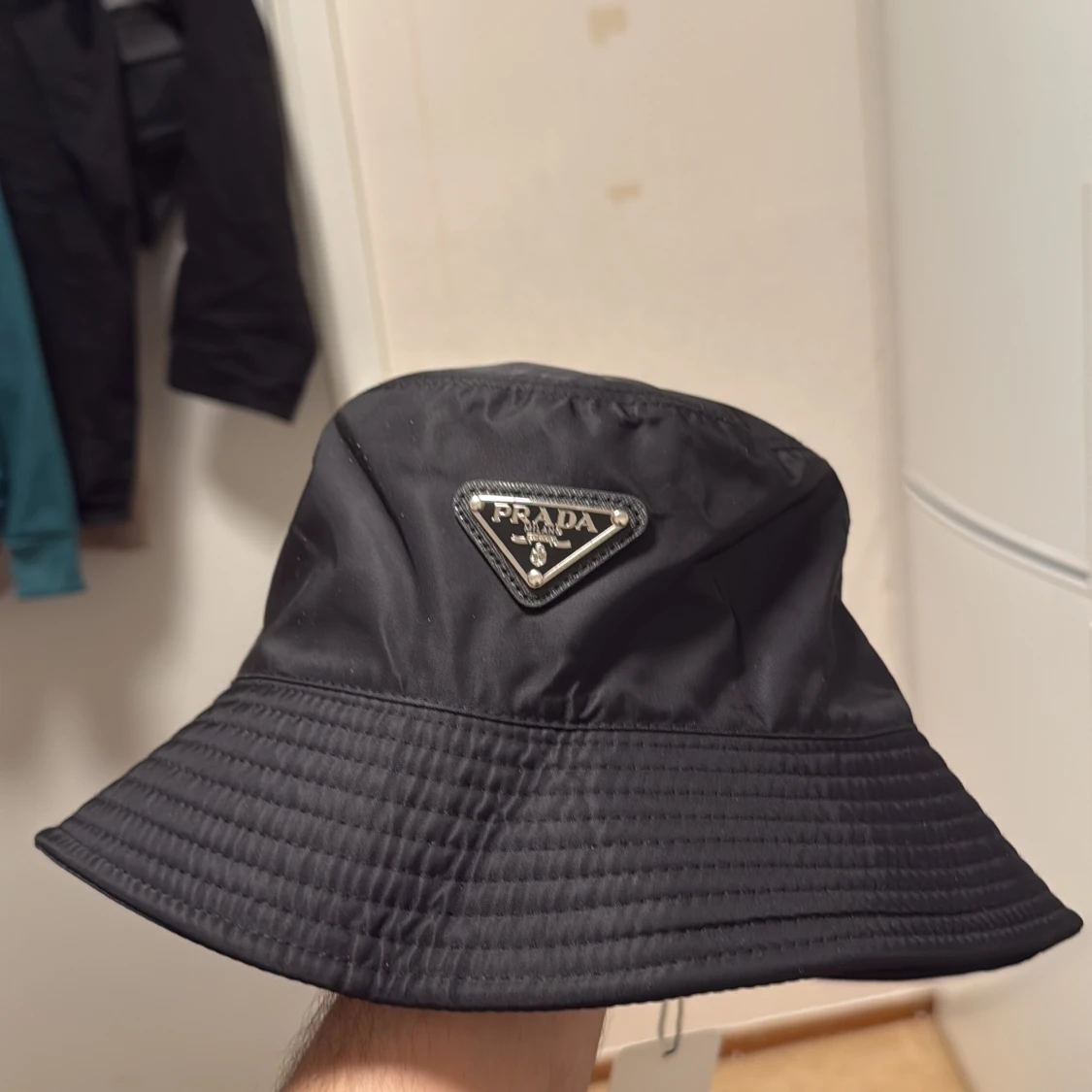 Svart bucket hat från Prada - 2