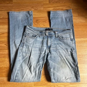 Ljusblå jeans  - Jeansen har raka ben och normal passform, samt broderad bakficka med Crockers logga. Låg midja. 🩷
