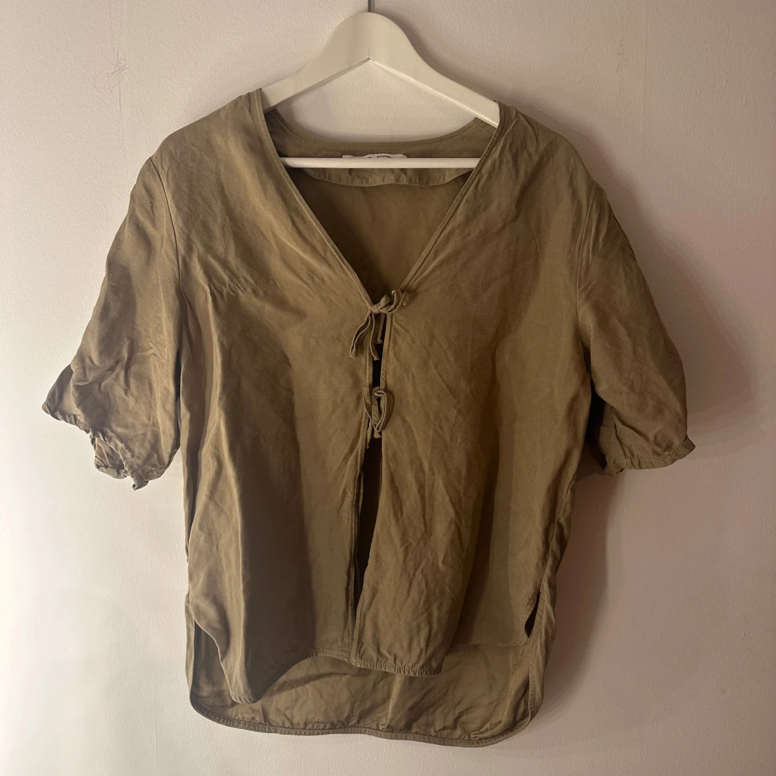 Sagegrön blus med knyt från Samsøe Samsøe