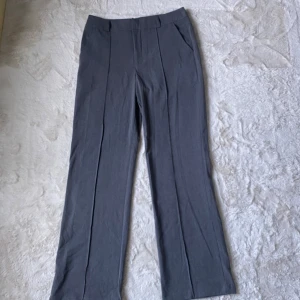 Madlady kostymbyxor  - Säljer mina Madlady kostymbyxor i storlek 36 short pga dem tyvärr inte passar längre. Knappast använda. Köpta för längesedan så tror inte dem finns på deras hemsida längre.   Nypris = 599kr Säljer för 350kr  Short enligt madladysstorleksguid = 160-166cm (jag är 160 o längden är bra)