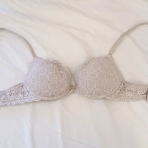 BH från Intimissimi - Den är i superfint skick men kuddarna har flyttat sig pyttelite när den tvättats. Det är ingenting som känns eller syns när man har på sig den dock.