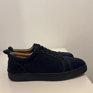Christian Louboutin - Riktigt snygga mörkblåa loubs i jätte bra skick och inga speciella synliga skador, dustbag och Louboutin kort ingår, har box men den e lite skadad så den e inte värd något. Storlek 41 men passar 42