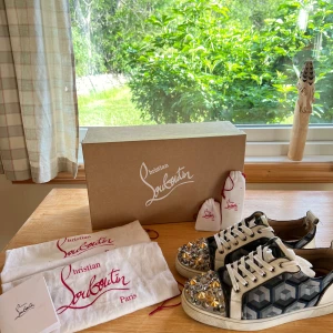 Christian Louboutin skor  - Riktigt snygga och unika Loubs. Storlek 40,5 men passar 41. Allt og medföljer, kvitto, låda, dustbag och extra nitar och snören. 