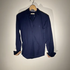 Burberry skjorta  - Hej! Säljer nu min skjorta från märket Burberry , storlek S bra skick, givetvis äkta. Tveka inte på att höra av dig om du har frågor eller funderingar kring skjortan!