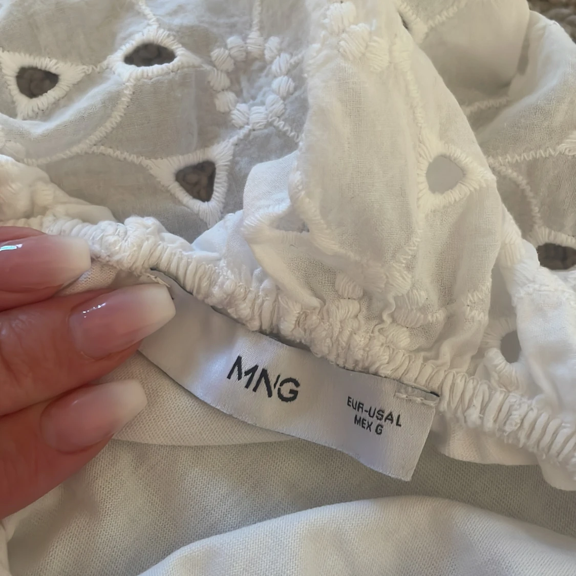 Vit oneshoulder topp med volang från Mango - 2