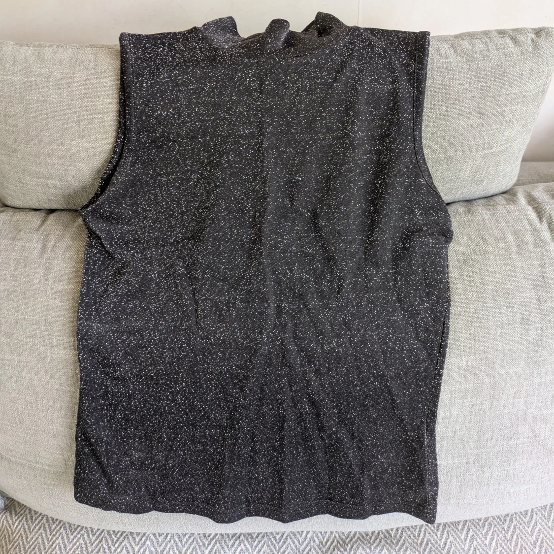 Glittrig svart polotopp från Peppercorn