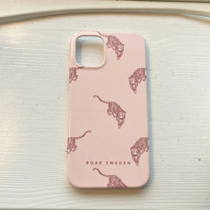 Mobilskal iPhone 12 mini rosa. - Rosa mobilskal till iPhone 12 mini. Andvänt 1 månad. Märket är Roar sweden. Modellen är Kitty slim case.