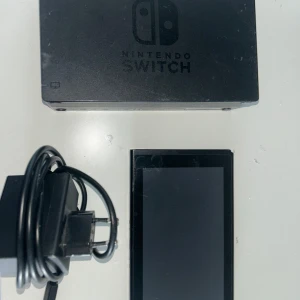 Nintendo Switch V1 - Säljer mitt gamla Switch från 2018. Som ni ser är det väl använt och jag har tappat bort joy cons. Eftersom det är ett V1 switch är det enkelt modbart, och ni som vet vad som är möjligt då vet. Batteriet börjar bli gammalt och skulle nog behöva bytas om man vill spela längre handhållet, men funkar bra i dockat läge. Rekommenderas för dig som vill modda och spela mestadels i dockat läge. Kan inkludera en RCMjig till moddning om man vill.  Obs: joy cons kommer behövas om man vill modda.