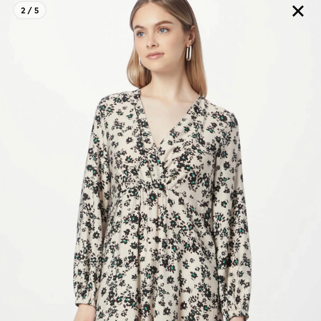 Blommig långklänning med v-ringning