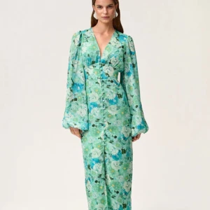 Adoore klänning - Superfin långklänning i grönt med blommigt mönster och v-ringning. Positano dress i storlek 40 från adoore, skulle säga att den passar S/M! Den saknar en knapp längst ner. Annars finns inga tecken på användning