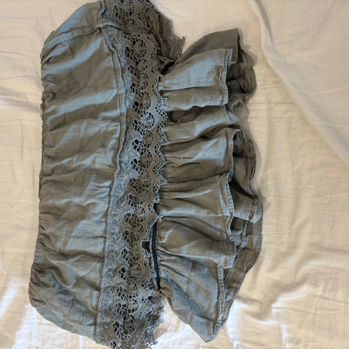 Grön volangtopp med spetsdetaljer