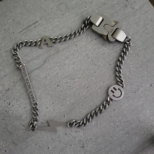 Alyx halsband - Köpt för typ 3 år sedan på internet tror inte det säljs längre men den heter typ alyx hero chain
