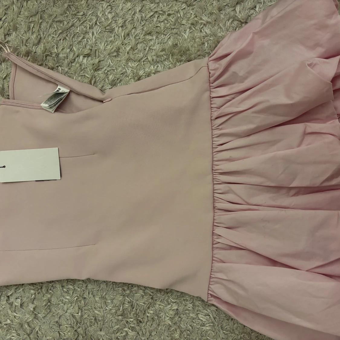 Ljusrosa axelbandslös kortklänning - 1