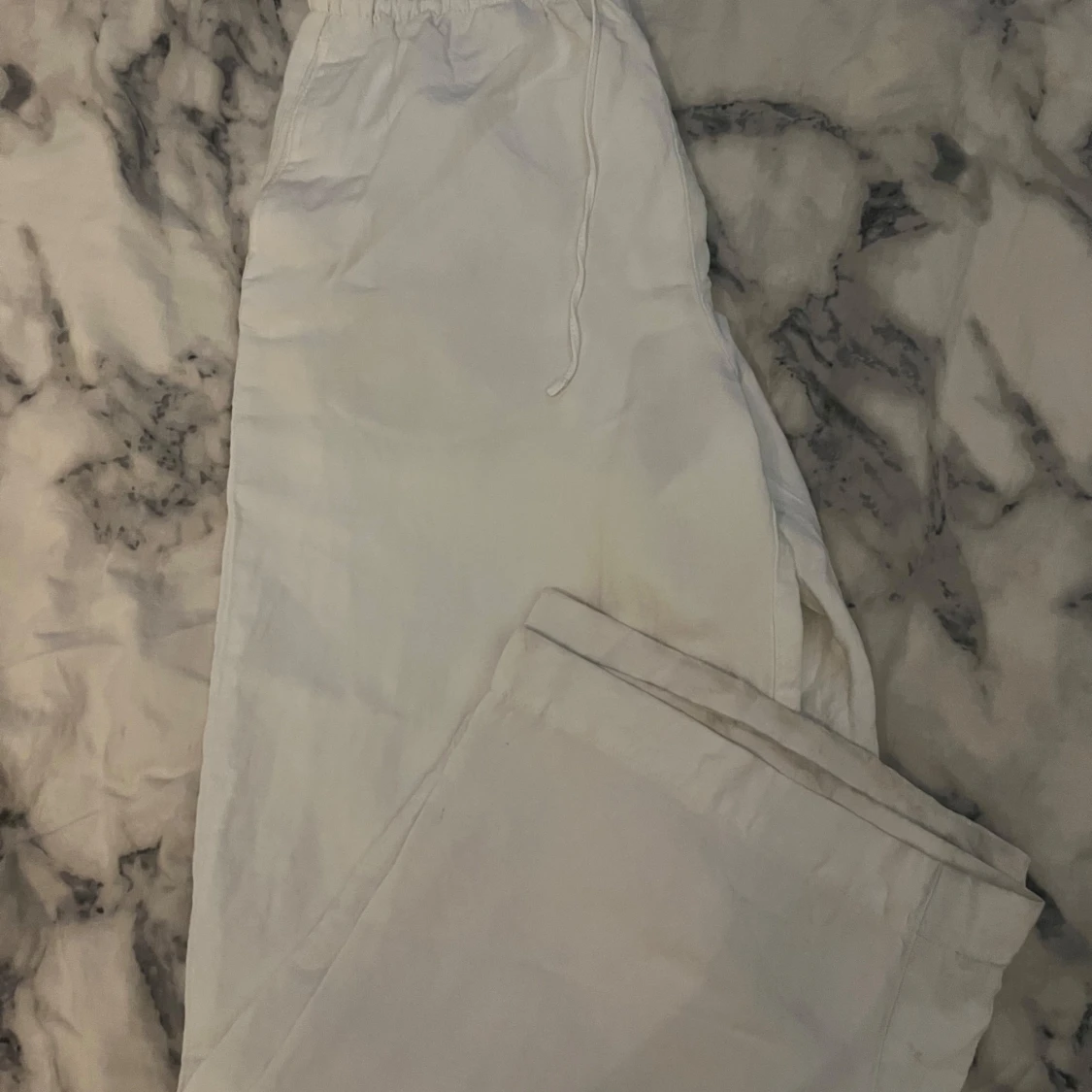 Vita vida linnebyxor med snörning