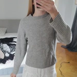 Grå stickad tröja från Lindex - Mysig grå stickad tröja från Lindex. Säljer då den inte kommer till användning. Str 134-140 men passar mig som använder xxs-xs, möjligtvis något kortare i ärmarna än de storlekarna.