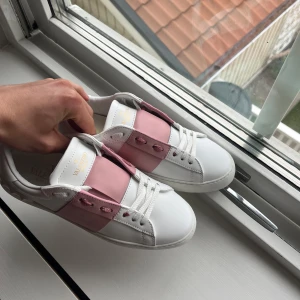 Valentino opens - Storlek 38, i princip helt nya har använts max 3 gånger. Säljer åt en tjejvän, allt oh medföljer!