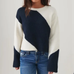 Blåvit stickad tröja med mönster - Säljer denna sjukt snygga stickade tröjan från Gina som är slutsåld. Priset kan diskuteras vid snabb affär💕Storlek 158/164 men passar mig som har storlek xs/s