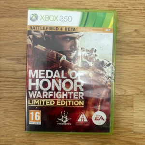 Medal of Honor Warfighter Limited Edition - Följ med på intensiva uppdrag i Medal of Honor Warfighter Limited Edition för Xbox 360! Perfekt för dig som gillar action, spänning och utmaningar. Spelet har PEGI 16 och bjuder på realistiska miljöer och häftig grafik. Komplett med fodral och manual.