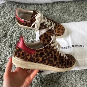 Leopardmönstrade sneakers Isabel Marant - Säljer nu mina helt otroliga sneakers från Isabel Marant! Sjuuukt unika och najs, några få skavanker men annars superfint skick. Pälsliknande material 